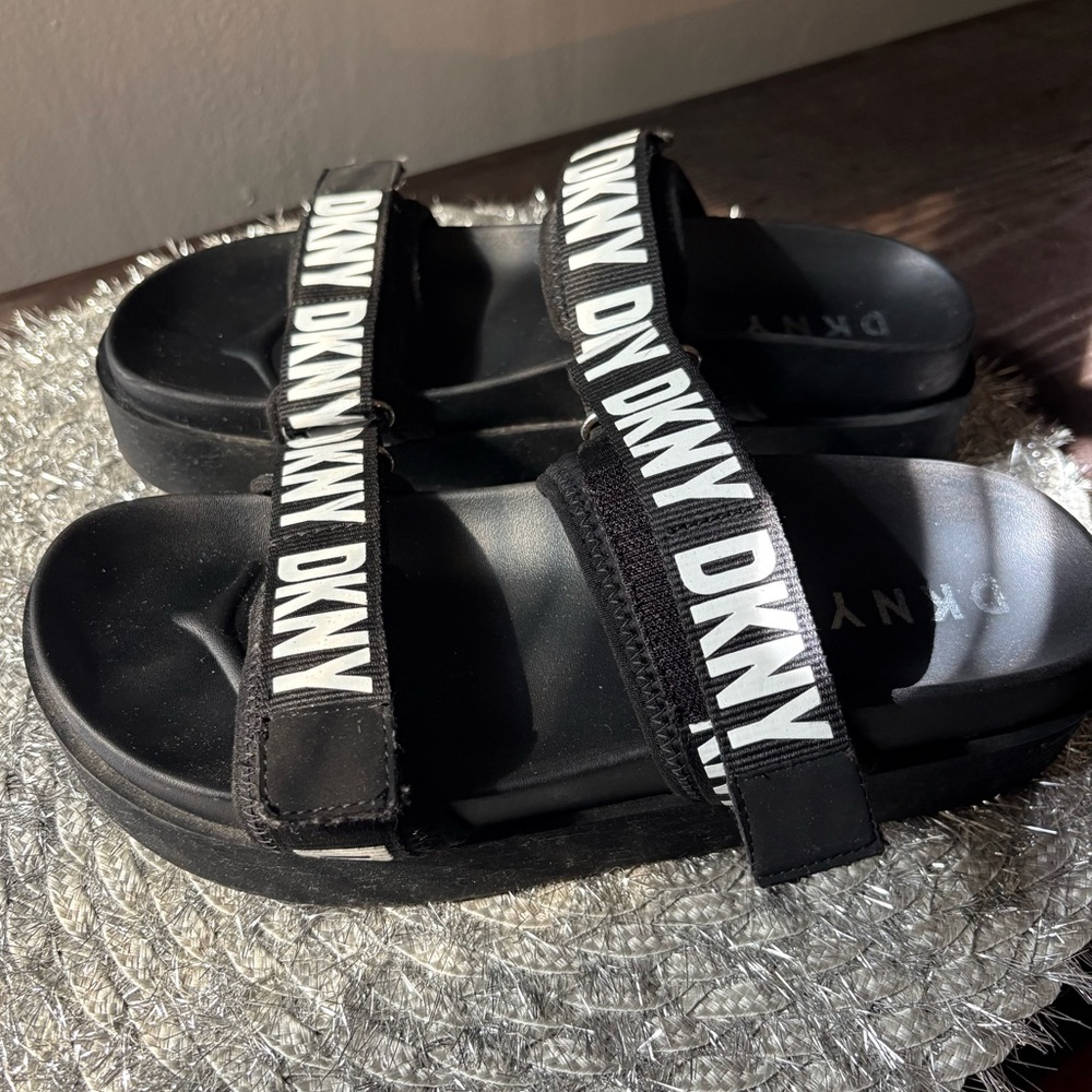 DKNY platform slides - Picture 1 of 5